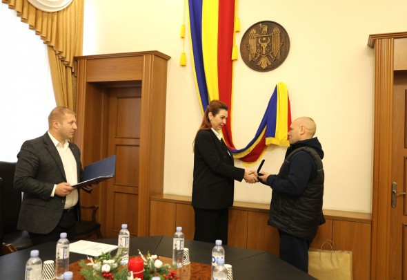 Taximetristul care a prins hoțul milionului din Chișinău, decorat de Ana Revenco